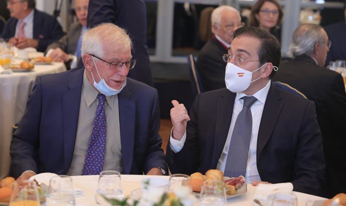 El alto representante de la UE para Asuntos Exteriores, Josep Borrell (i), y el ministro de Asuntos Exteriores, UE y Cooperación, José Manuel Albares, conversan a su llegada a un Desayuno Informativo de Nueva Economía Fórum en el Hotel Mandarin Oriental