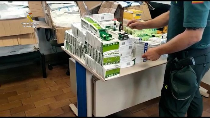 La Guardia Civil intercepta en el Puerto de la Luz medicamentos sin control sanitario que fueron introducidos de contrabando en el interior de un barco de pesca