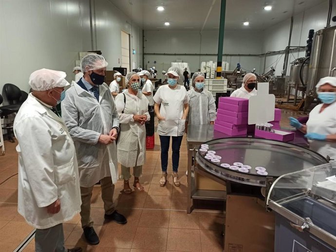 El delegado territorial de Agricultura de la Junta en Córdoba, Juan Ramón Pérez, visita al grupo La Abuela Carmen.