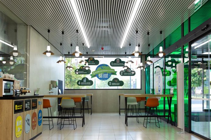 Archivo - Nuevas papeleras de reciclaje en Mercadona