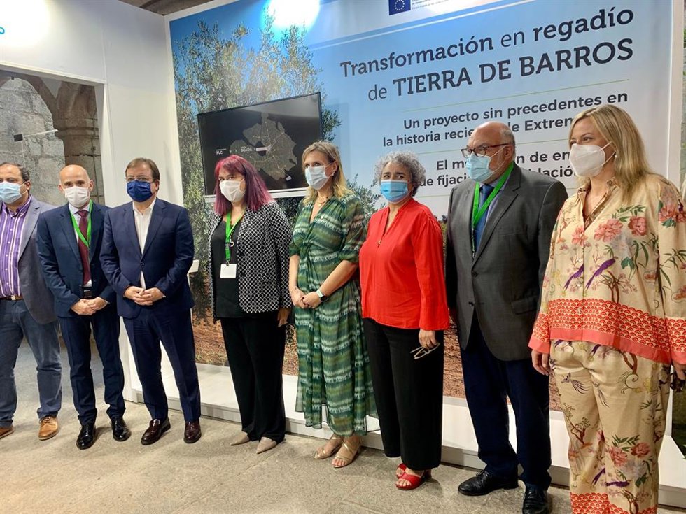 Autoridades asistentes al IV Foro de Regadío de Extremadura, que se celebra en Cáceres este viernes