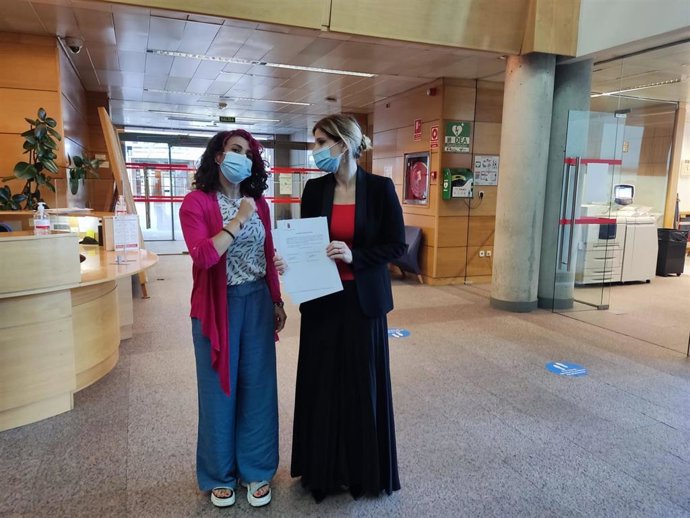 Vanessa Lillo (UP) y Hana Jalloul (PSOE) registran la petición de una comisión en la Asamblea sobre las finanzas del Sermas