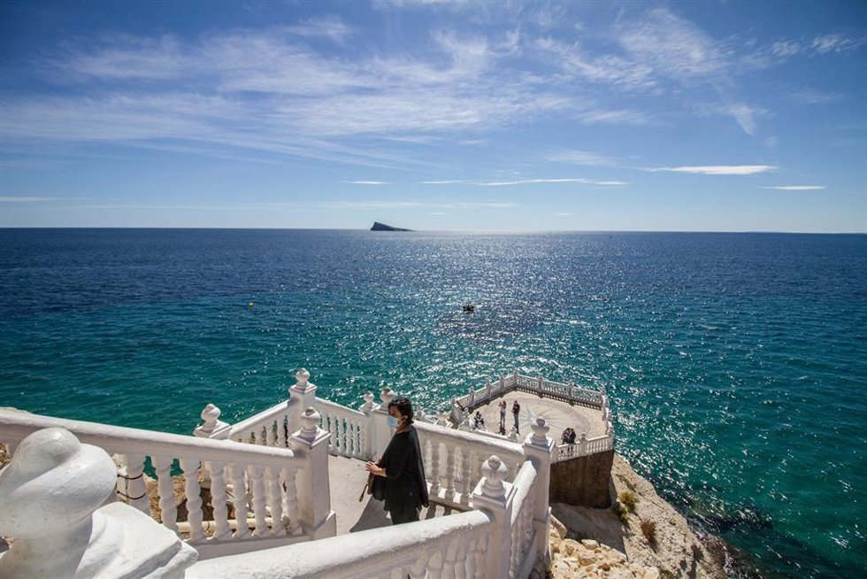 Archivo - Varias personas disfrutan en un mirador de Benidorm durante el Día Mundial del Turismo 2020, en Benidorm, Alicante, Comunidad Valenciana (España) a 27 de septiembre de 2020