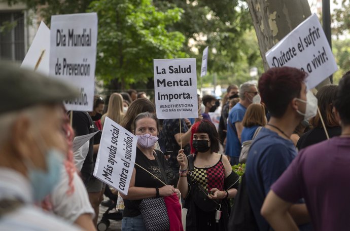 Una mujer sostiene una pancarta donde se lee "La Salud Mental Importa", en una manifestación por un Plan Nacional de Prevención del Suicidio, a 11 de septiembre de 2021, en Madrid (España). 