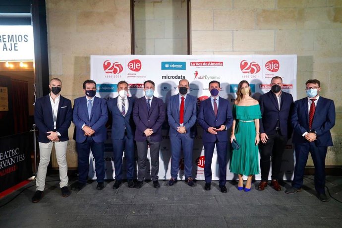 Foto de familia de la gala de AJE 2021 en Almería