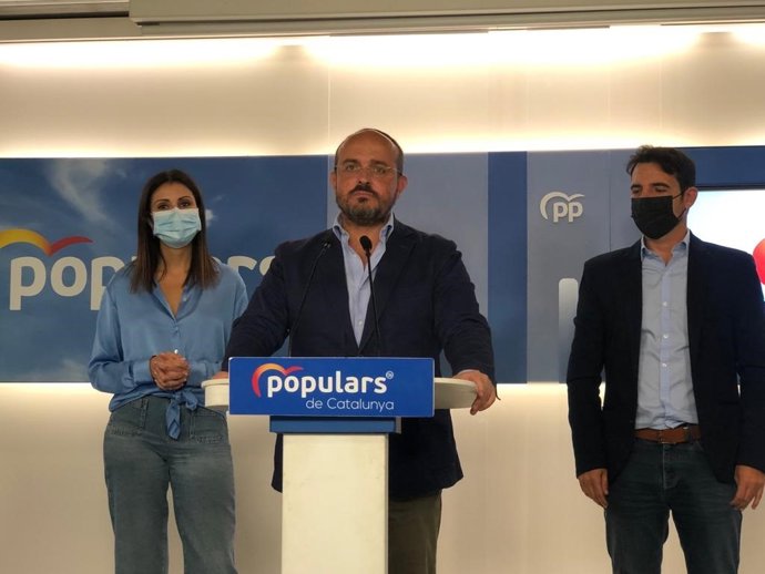 El presidente del PP catalán, Alejandro Fernández, en rueda de prensa en la sede del PP en Barcelona, a 8 de octubre de 2021.