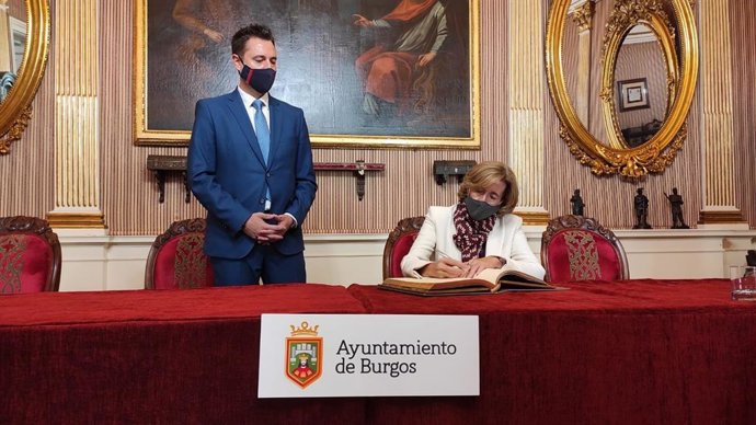 .El Alcalde De Burgos, Daniel De La Rosa, Y La Presidenta De Patrimonio Nacional, Ana De La Cueva.