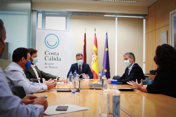 El consejero de Presidencia, Turismo y Deportes, Marcos Ortuño, reunido con los representantes de Costa Cálida Cares, el Consorcio murciano de Turismo de Salud.