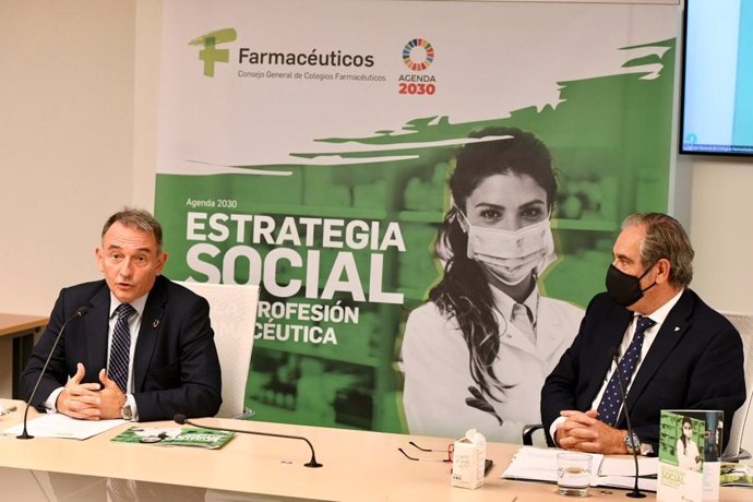 De izq a dcha: secretario de Estado de Agenda 2030, Enrique Santiago Romero, y presidente de Consejo de Farmacéuticos, Jesús Aguilar, en la presentación de 'Estrategia Social de la Profesión Farmacéutica'. En Madrid, a 8 de octubre de 2021.