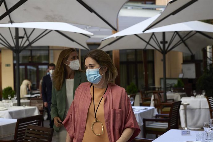 Archivo - La consejera de Cultura, Turismo y Deporte de la Comunidad de Madrid, Marta Rivera de la Cruz (d), y la directora general del Hotel InterContinental, Paloma Martínez (i), a su llegada durante su visita al Hotel InterContinental Madrid, en el P