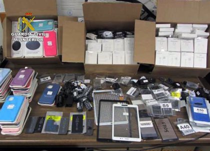 exótico Resbaladizo Entre La Guardia Civil se incauta de más de 300 accesorios para móviles  falsificados en un comercio de Lorca