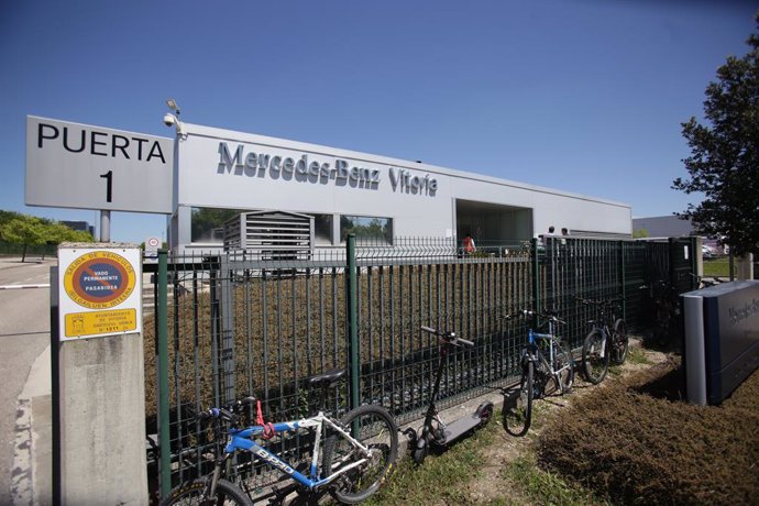 Archivo - Fachada de la planta de Mercedes-Benz de Vitoria