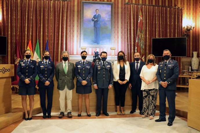 El Salón de Plenos del Ayuntamiento de Sevilla ha acogido una ponencia sobre la Vigilancia Espacial en el Ejército del Aire y el papel de la mujer en el ámbito aeroespacial.