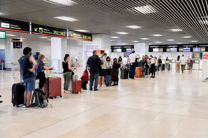 Archivo - Pasajeros hacen cola en la terminal T1 del Aeropuerto Adolfo Suárez Madrid-Barajas, en Madrid (España). 
