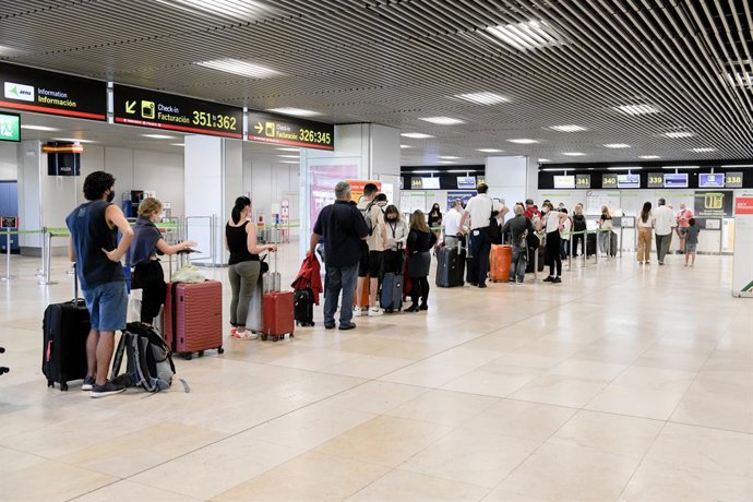 Archivo - Pasajeros hacen cola en la terminal T1 del Aeropuerto Adolfo Suárez Madrid-Barajas, en Madrid (España). 