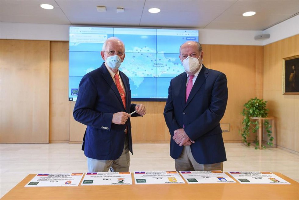 El asesor de Cooperación al Desarrollo, José Luis Pelayo, y el presidente de la Diputación, Fernando Rodríguez Villalobos.