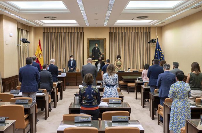 Archivo - Miembros de la Comisión de Cooperación del Congreso en un minuto de silencio por los cooperantes fallecidos en Etiopía