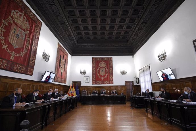 El acusado Norbert Feher, alias Igor el Ruso' (en la pantalla), en el Tribunal Superior de Justicia de Aragón, siguió la vista del recurso de apelación mediante conferencia