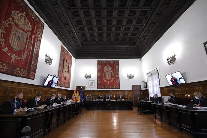 El acusado Norbert Feher, alias Igor el Ruso' (en la pantalla), en el Tribunal Superior de Justicia de Aragón, participa en una vista oral presentada contra la condena a prisión permanente revisable dictada por el triple crimen que cometió en Andorra, 