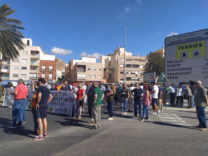 Agricultores se manifiestan en la entrada al puerto de Almería contra el incumplimiento de los acuerdos comerciales entre UE y Marruecos.