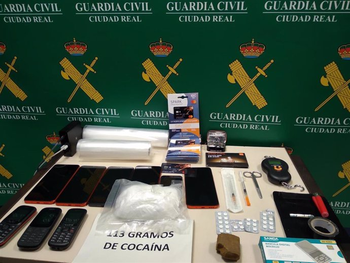 La Guardia Civil ha detenido a una persona por un delito de tráfico de drogas.