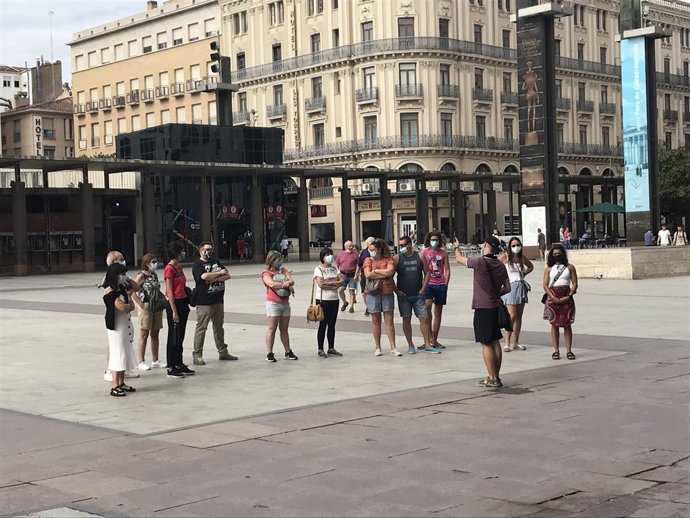Turistas en la plaza del Pilar