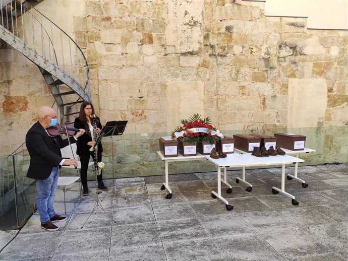 Acto de entrega de los restos exhumados en el CDMH de Salamanca.