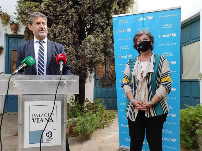 Ángel Cañadilla y Claudia Zafra, en el Palacio de Viana de Córdoba.