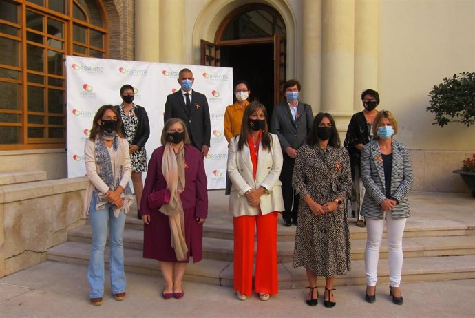 Foto de los asistentes a acto de la celebración del Día Mundial de la Salud Mental, en la Sala de la Corona del Edificio Pignatelli de Zaragoza.