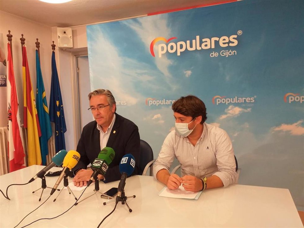 Presidente del PP de Gijón y diputado regional en la Junta General del Principado de Asturias, Pablo González, y el presidente de Nuevas Generaciones de Gijón, Andrés Ruiz, en rueda de prensa en la sede 'popular' gijonesa