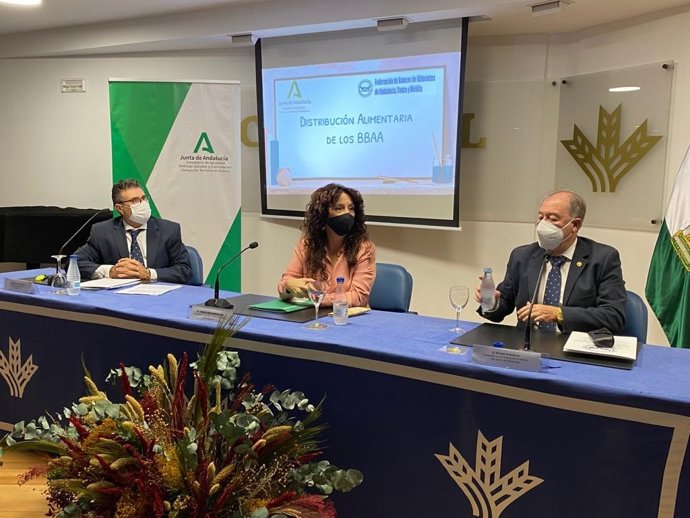 La consejera de Igualdad, Políticas Sociales y Conciliación, Rocío Ruiz, en el balande en Huelva de los Bancos de Anlimentos de Andalucía.