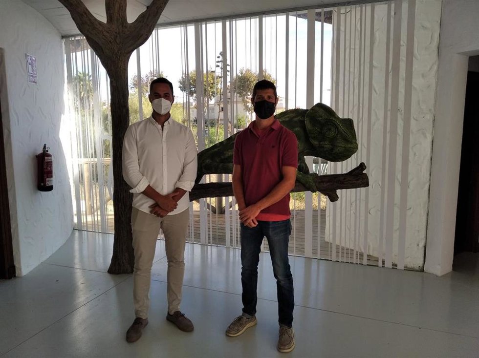 El vicepresidente segundo y responsable del Área de Transición Ecológica y Desarrollo Urbano Sostenible de la Diputación de Cádiz, Mario Fernández, durante su visita al Centro de Interpretación de la Naturaleza y el Litoral 'El Camaleón'.