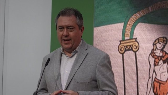 El secretario general del PSOE-A, Juan Espadas, en rueda de prensa este viernes en la sede del PSOE-A.