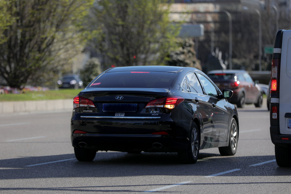 Un coche VTC circula por una calle, en Madrid (España) a 5 de marzo de 2020.
