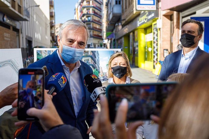 El alcalde de Zaragoza, Jorge Azcón, atiende a los medios de comunicación