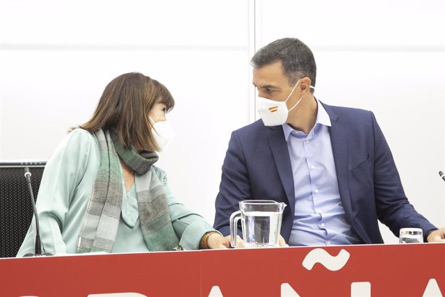 La presidenta del PSOE, Cristina Narbona, y el presidente del Gobierno y secretario general del PSOE, Pedro Sánchez