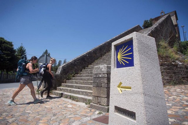 Archivo - Dos personas realizan el Camino de Santiago, a 15 de junio de 2021, en Portomarín, Lugo, Galicia, (España). 