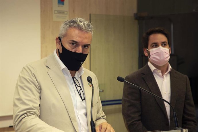 Víctor Montoro y José Luis Cabrera, durante la rueda de prensa.