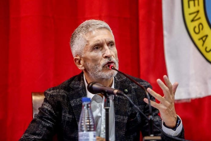 El ministro del Interior, Fernando Grande-Marlaska, en una sesión de  Las Charlas de los Miércoles, organizadas por la ONG Mensajeros de la Paz, en la Iglesia de San Antón, a 6 de octubre de 2021, en Madrid (España).