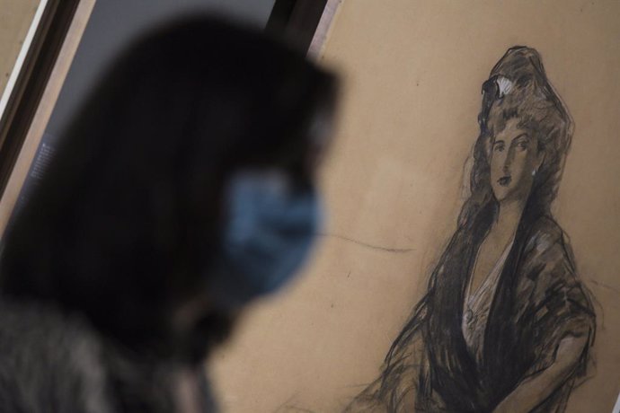 Una persona pasa por delante de una de las obras de la exposición Sorolla. Dibujante sin descanso'  en la Fundación Bancaja de Valncia. 