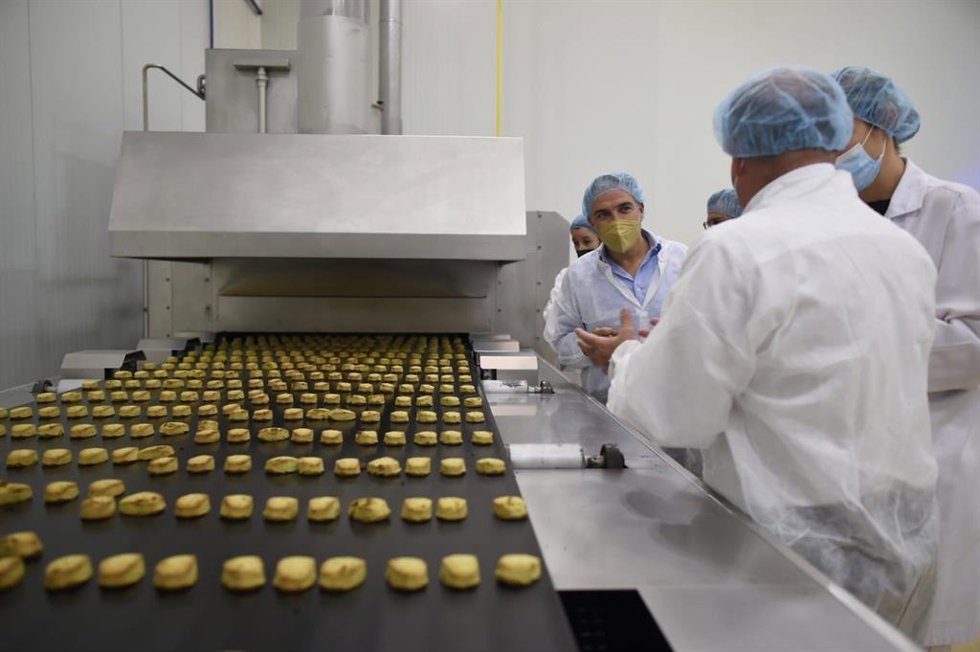 Bendodo destaca que Antequera "batirá récord" con más de seis millones de kilos de dulces navideños