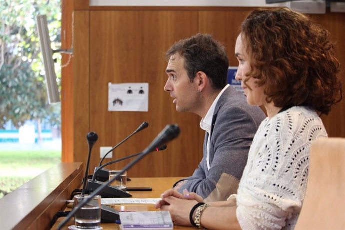 El coordinador de IU en Andalucía, Toni Valero, y la diputada Ana Naranjo este viernes en rueda de prensa.