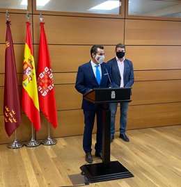 El vicealcalde y concejal de Fomento de Murcia, Mario Gómez, en rueda de prensa, acompañado por Juan Fernando Hernández Piernas, concejal de  Programas Europeos, Iniciativas Municipales y Vía Pública