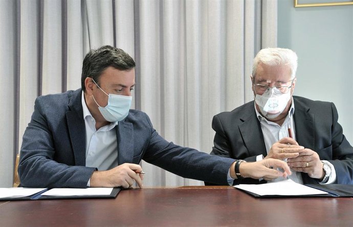 O presidente da Deputación da Coruña, Valentín González Formoso, e o responsable do Banco de Alimentos de Santiago, José Pita, asinan o acordo de colaboración