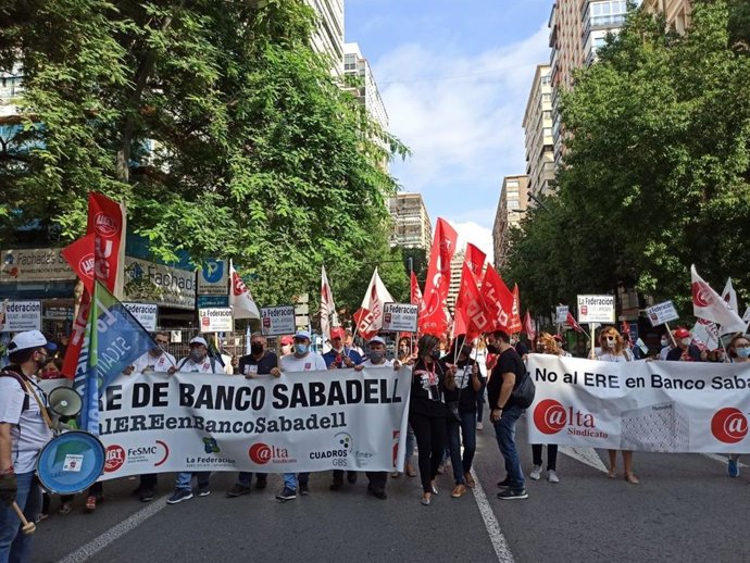 Manifestación en Murcia en protesta por el ERE de Banco Sabadell, a 8 de octubre de 2021