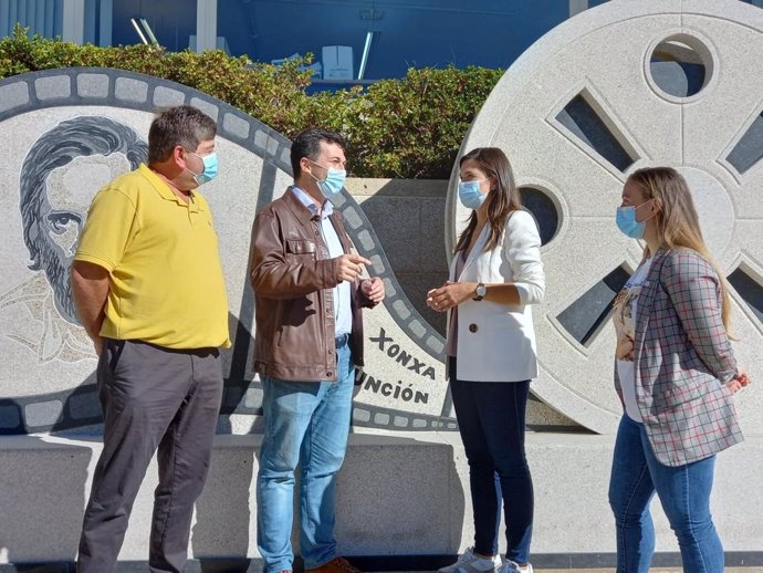 El secretario xeral del PSdeG, Gonzalo Caballero, en Forcarei junto a la alcaldesa Verónica Pichel