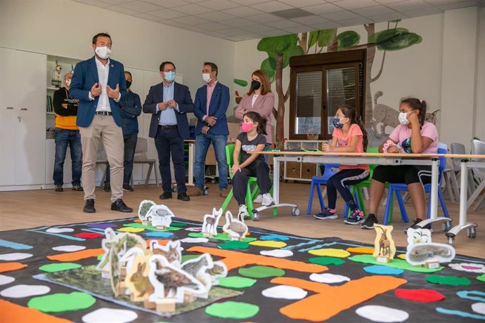El consejero de Desarrollo Sostenible, José Luis Escudero, en la apertura del aula de educación ambiental del Vivero Central de Toledo