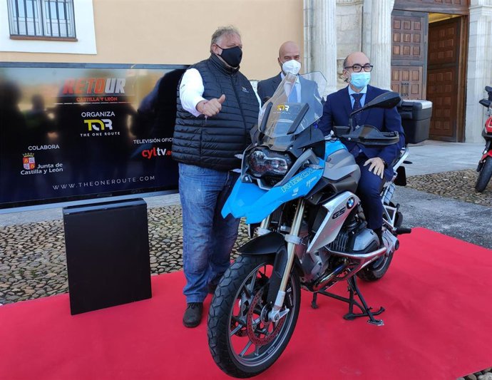 El consejero de Cultura y Turismo, Javier Ortega, subido en la moto, junto al director de RTVCyL, Jorge Losada, (centro) y el director de The One Tour, José Luis Rodríguez.