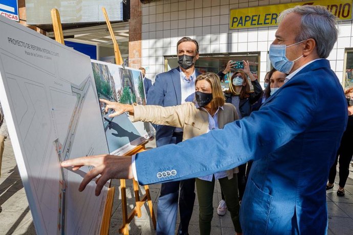 El alcalde de Zaragoza, Jorge Azcón, acompañado por la consejera municipal de Infraestructuras, Patricia Cavero, presentan la renovación de la calle Cuarte, en Torrero