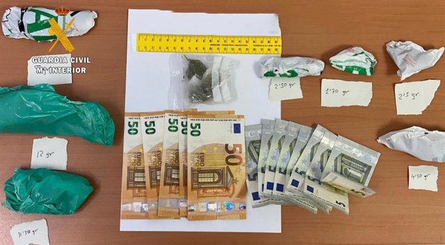 Material incautado por la Guardia Civil en una actuación contra el tráfico de drogas en Logrosán y Robledillo de Trujillo